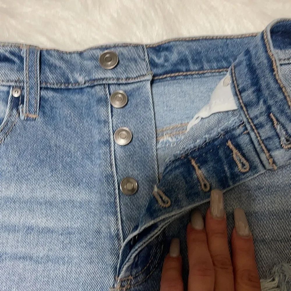 #52 Frayed shorts - Picture 3 of 4